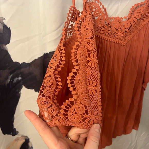 Boutique size XL top with cold shoulder sleeve details - Picture 2 of 3